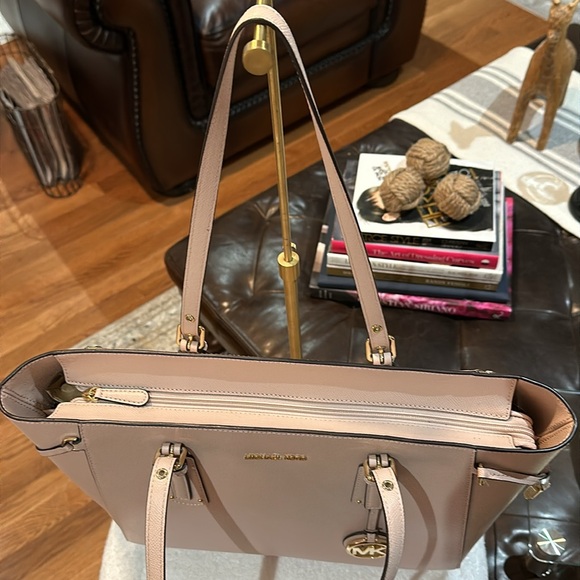 Authentic Michael Kors Voyager Medium Crossgrain Leather Tote in Blush, EUC - Picture 6 of 16